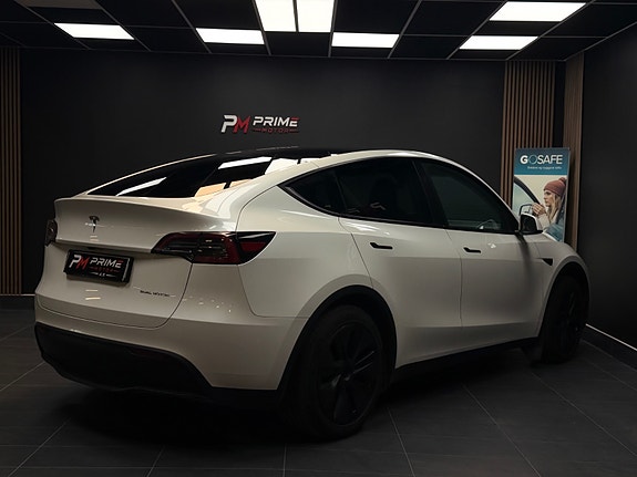 Tesla Model Y 14 of 30
