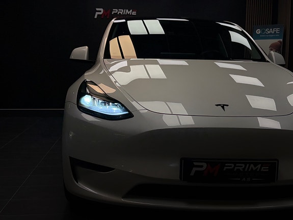Tesla Model Y 9 of 30