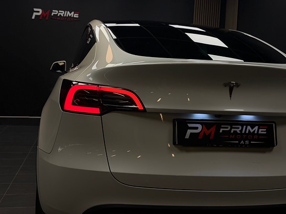 Tesla Model Y 16 of 30