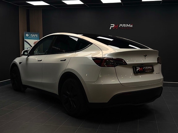 Tesla Model Y 17 of 30
