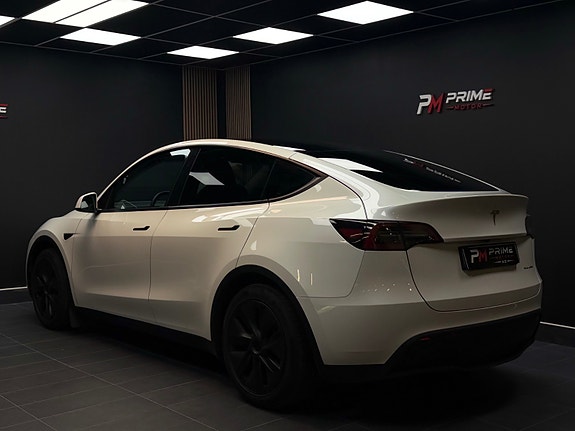 Tesla Model Y 8 of 30