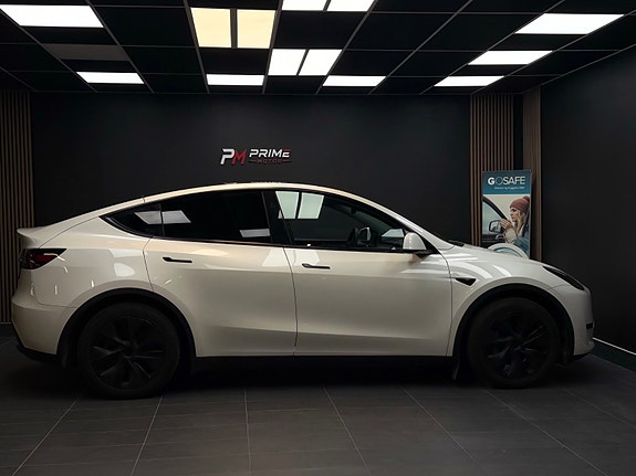 Tesla Model Y 18 of 30