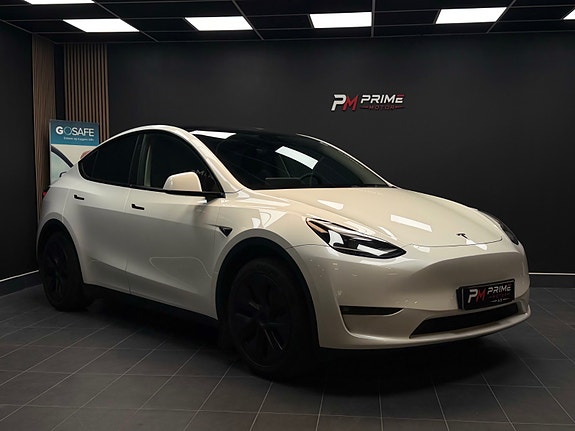 Tesla Model Y 4 of 30