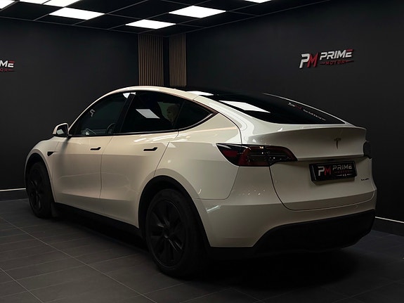 Tesla Model Y 12 of 30