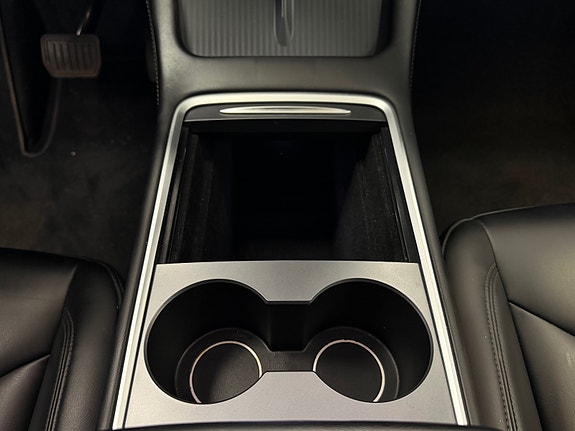 Tesla Model Y 25 of 30