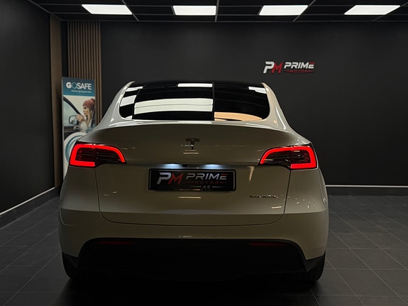 Tesla Model Y 21 of 30
