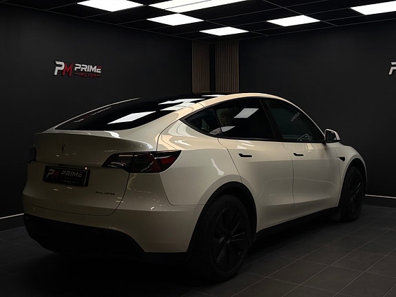 Tesla Model Y 20 of 30