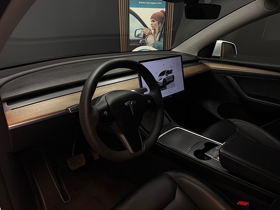 Tesla Model Y 23 of 30