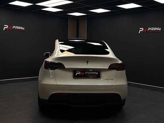 Tesla Model Y 15 of 30