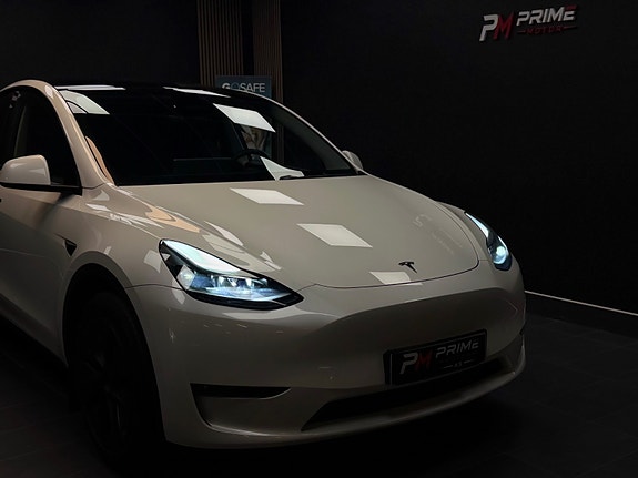 Tesla Model Y 10 of 30