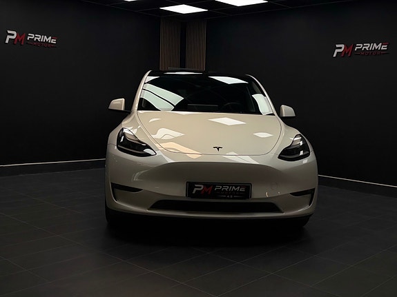 Tesla Model Y 7 of 30