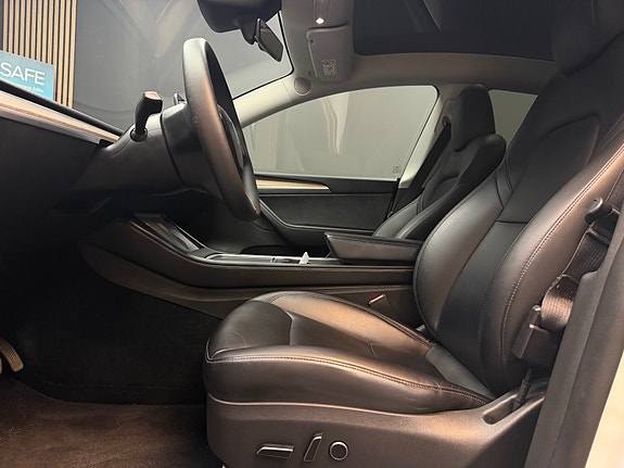 Tesla Model Y 22 of 30
