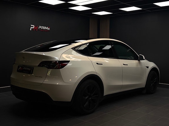 Tesla Model Y 19 of 30