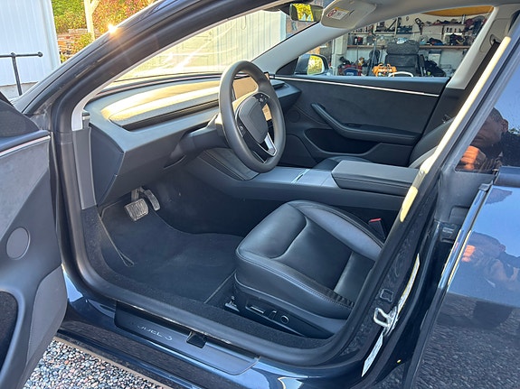 Tesla Model 3 8 of 11