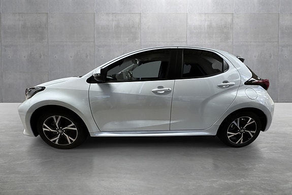 Toyota Yaris 2 of 19