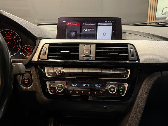 BMW 330e 25 of 30
