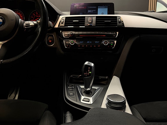 BMW 330e 23 of 30