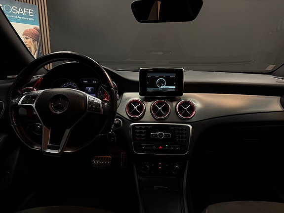 Mercedes-Benz CLA250 27 of 30