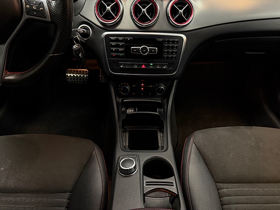 Mercedes-Benz CLA250 25 of 30