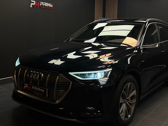 Audi e-tron 4 of 30