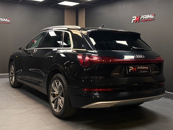 Audi e-tron 14 of 30