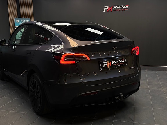 Tesla Model Y 18 of 30