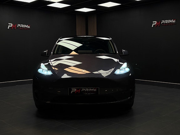 Tesla Model Y 5 of 30