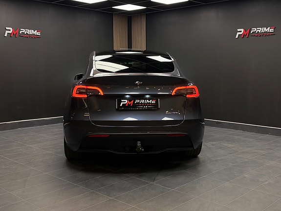 Tesla Model Y 19 of 30