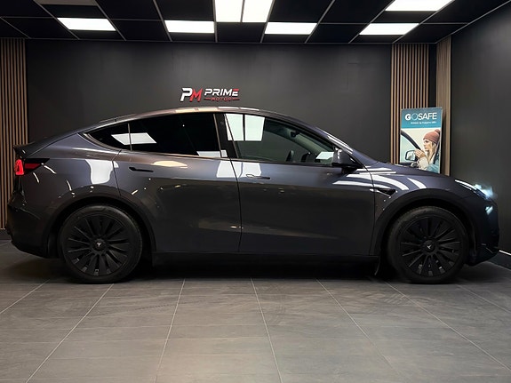Tesla Model Y 15 of 30