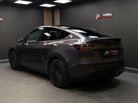 Tesla Model Y 13 of 30