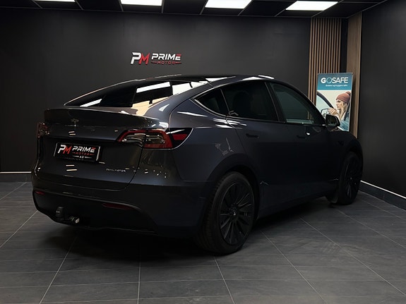 Tesla Model Y 10 of 30