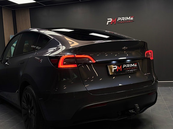 Tesla Model Y 17 of 30