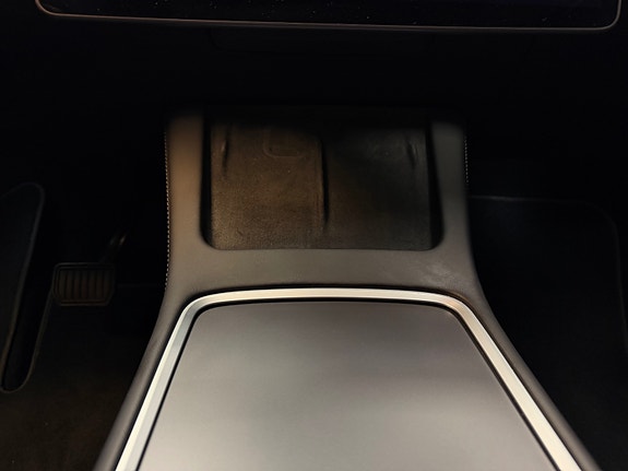 Tesla Model Y 28 of 30