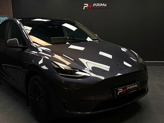 Tesla Model Y 16 of 30
