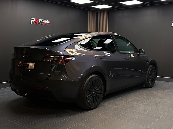 Tesla Model Y 8 of 30