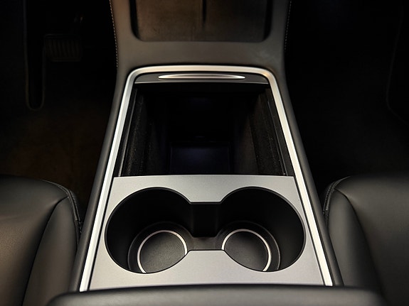 Tesla Model Y 27 of 30
