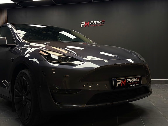 Tesla Model Y 4 of 30