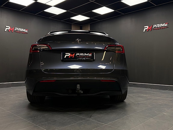 Tesla Model Y 7 of 30