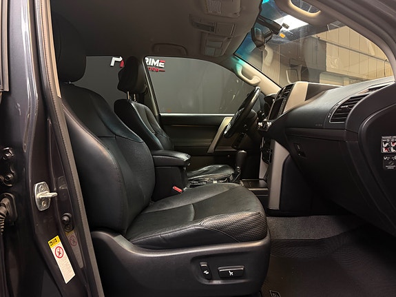 Toyota Land Cruiser 27 of 30