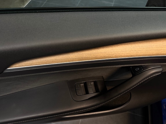Tesla Model Y 28 of 30