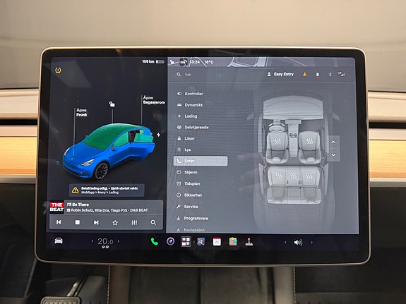 Tesla Model Y 22 of 30