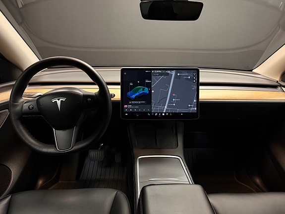 Tesla Model Y 25 of 30