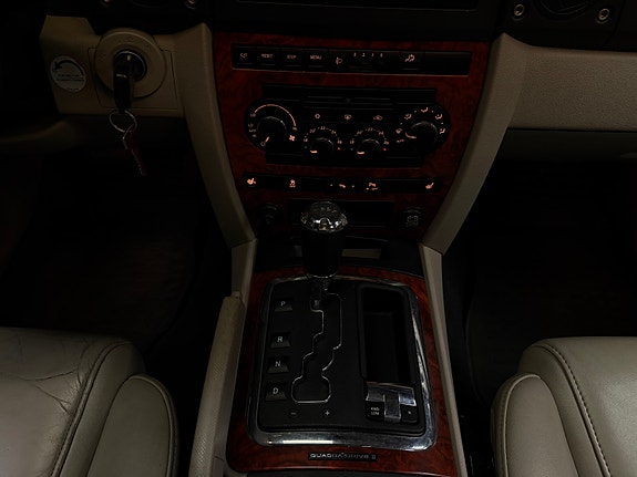 Jeep Commander 24 of 30