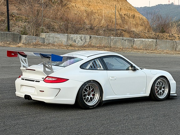 Porsche 911 GT3 2 of 6