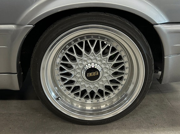 BMW 325i 24 of 29