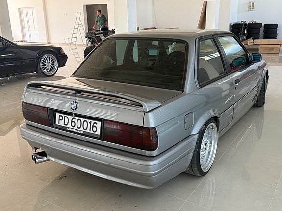 BMW 325i 2 of 29