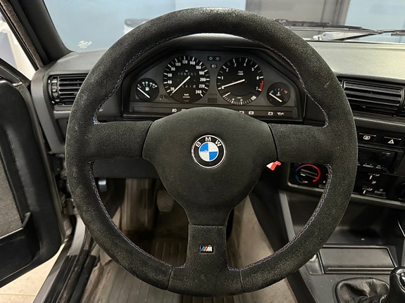 BMW 325i 9 of 29
