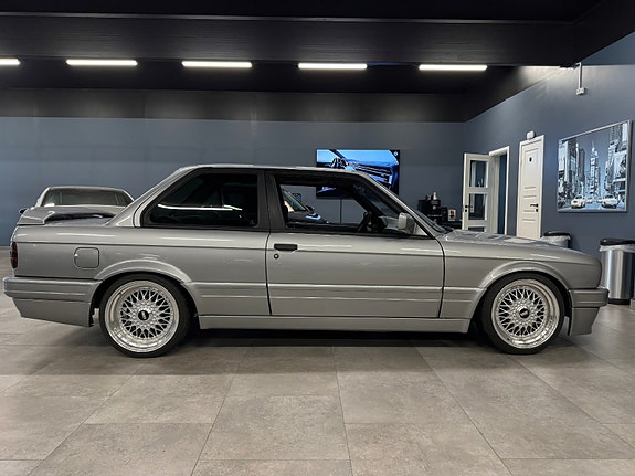 BMW 325i 19 of 29
