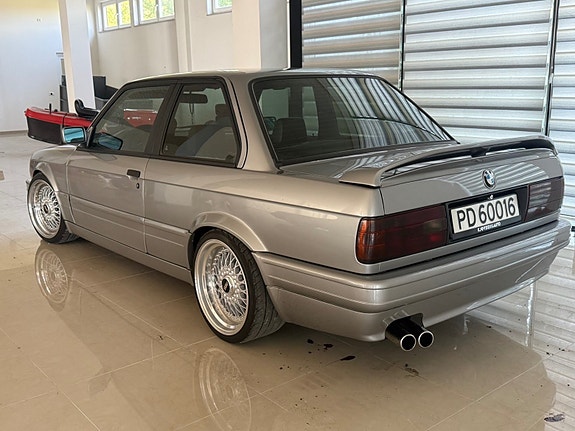 BMW 325i 3 of 29