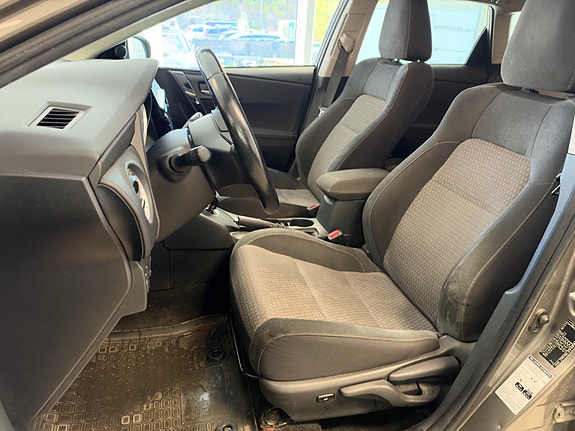 Toyota Auris 11 of 30